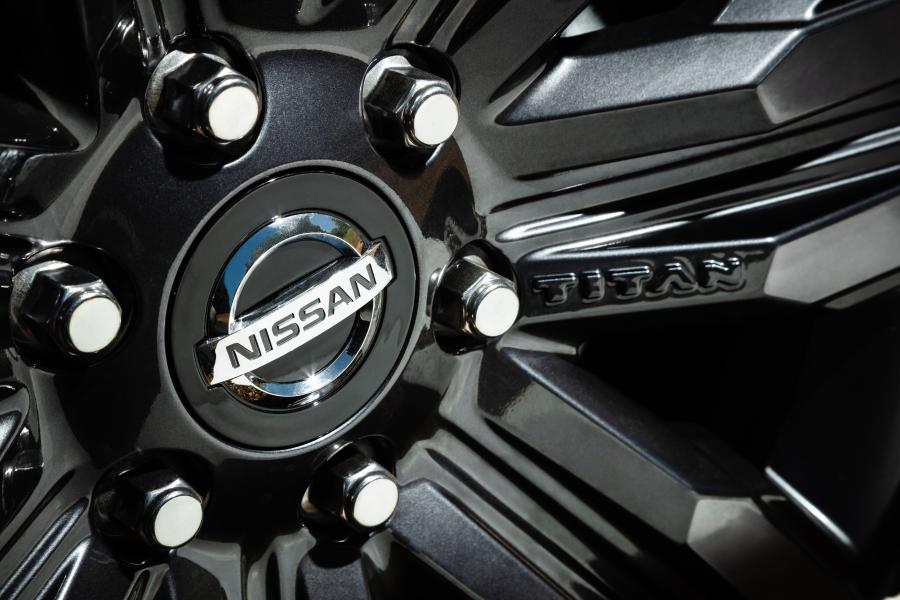Колеса Nissan Titan XD Platinum Reserve Crew Cab 2019 года  (фото 4 из 34)